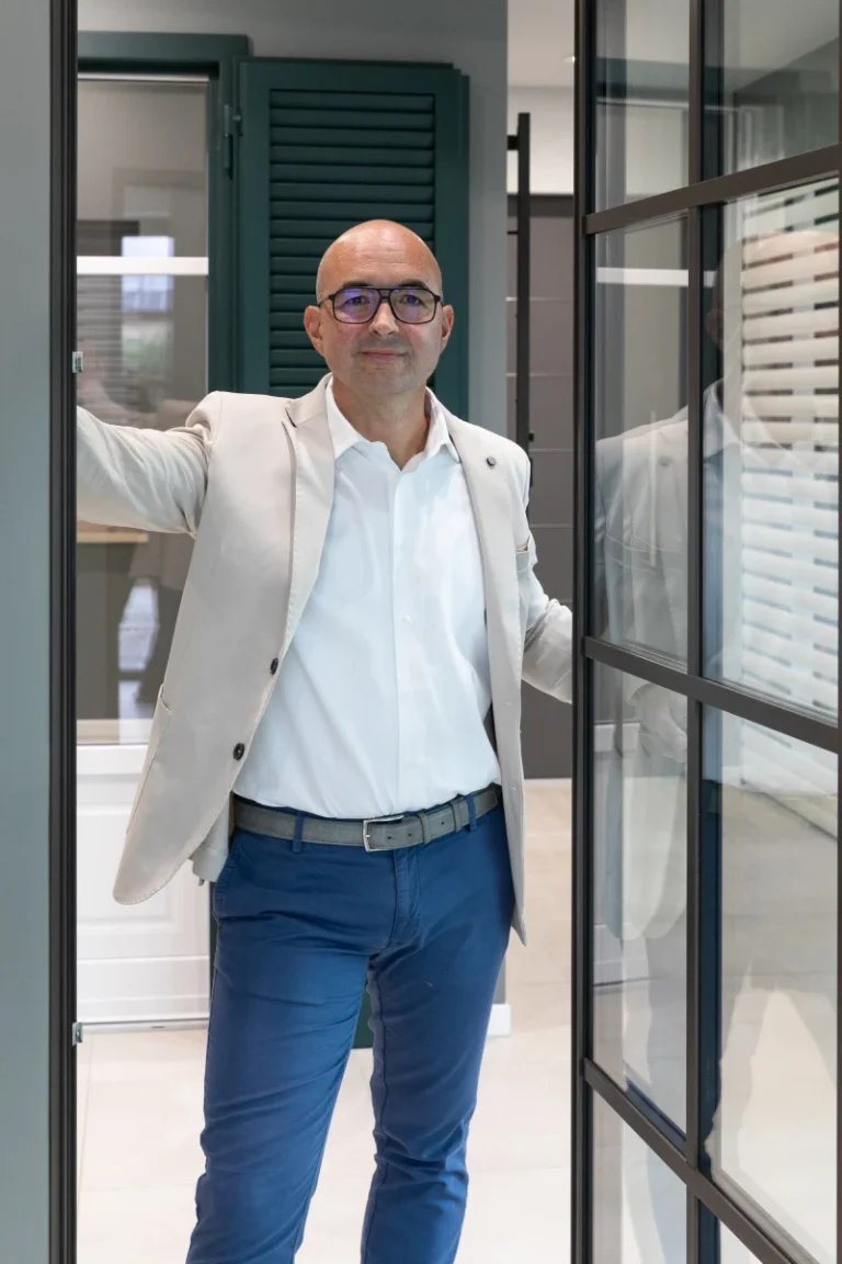 Mauro Brianese nello showroom Brianese serramenti