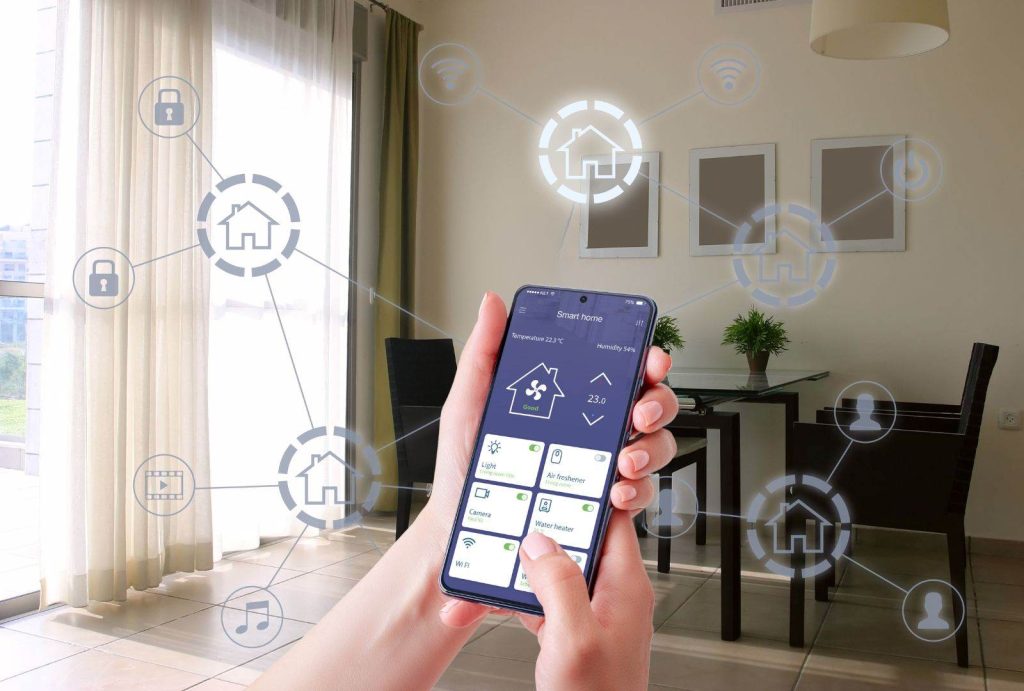 Abitazione automatizzata con serramenti intelligenti e domotica.
