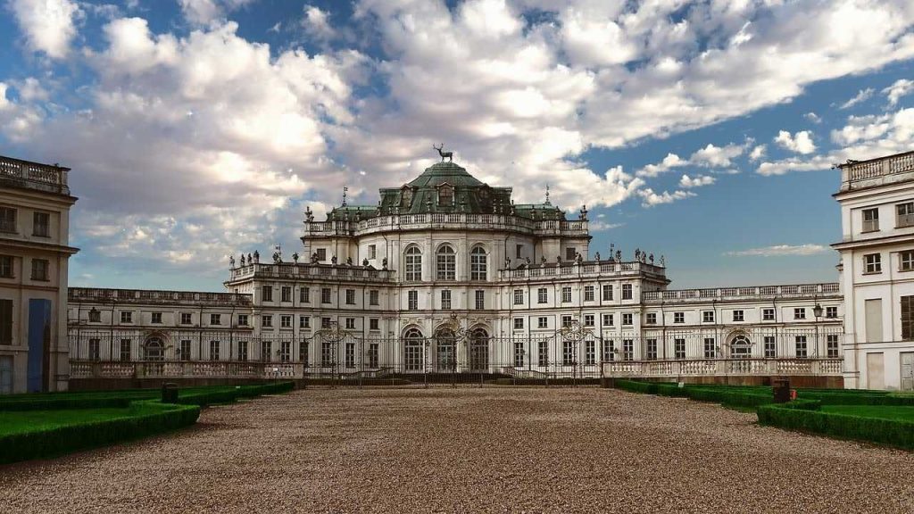 Residenza storica in stile barocco, simbolo dell’eleganza architettonica piemontese e riferimento per chi desidera serramenti in linea con il patrimonio artistico locale.
