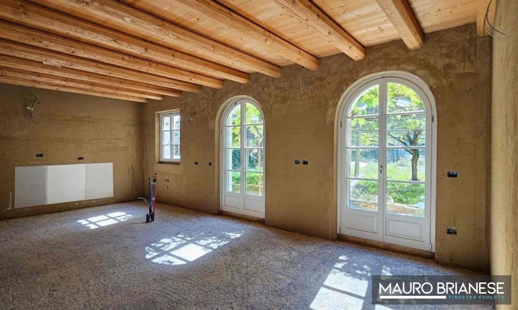 Infissi in legno su misura installati in un edificio storico: stile originale preservato con prestazioni moderne.