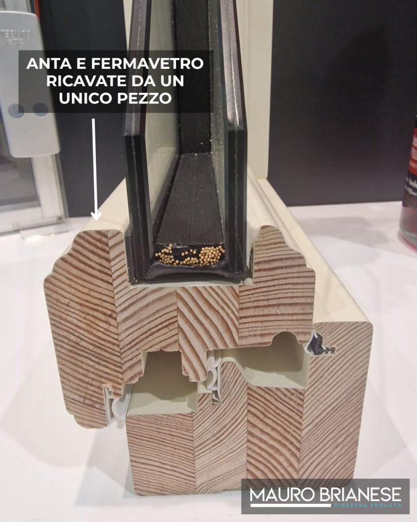 Angolo finestra con anta e fermavetro ricavati da un unico blocco di legno. 