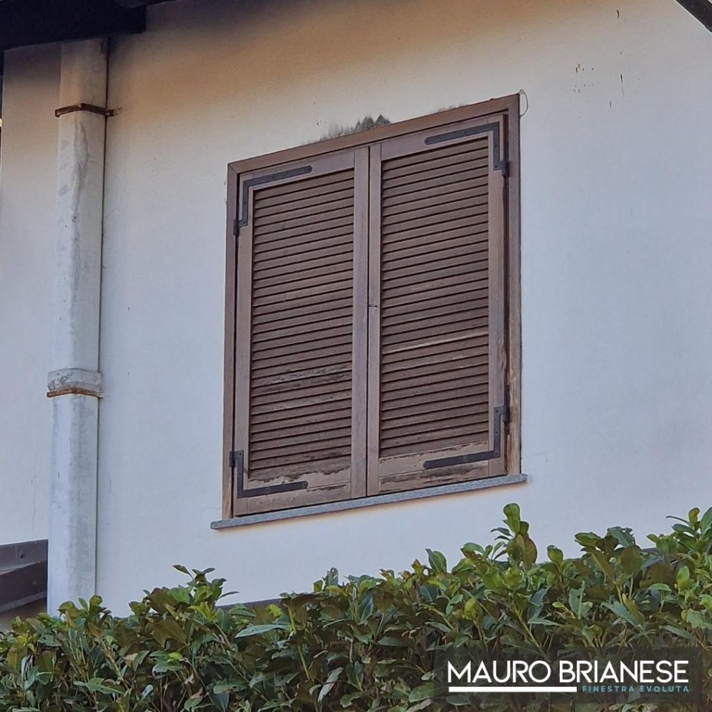Finestre e persiane monoblocco: i “baffi neri” sul muro sono un segno evidente della fuoriuscita di aria calda.