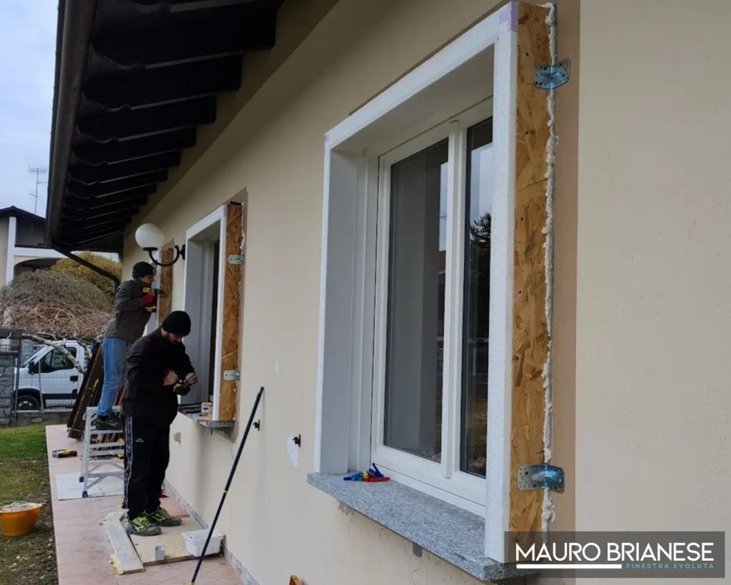 Immagine di un nostro cantiere durante la posa contemporanea di termoblocchi e serramenti garantendo il minimo disagio ai clienti. 