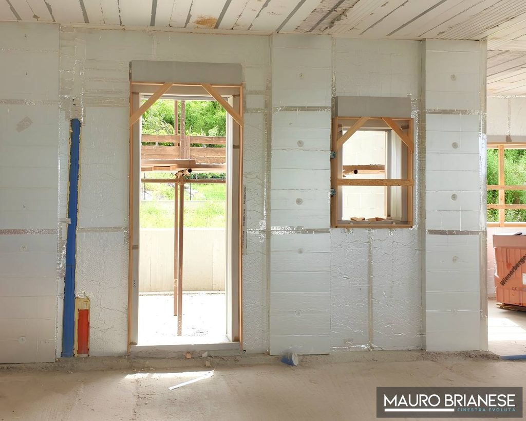 Predisposizione del vano murario con monoblocchi isolati integrati: un esempio di nodo finestra progettato correttamente in fase di cantiere grezzo, dove quote, isolamento e predisposizioni sono definiti prima della posa dei serramenti. 